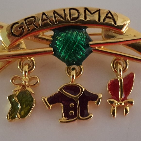 Grandma Brooch Pin Knitting Theme - Picture 5 of 6